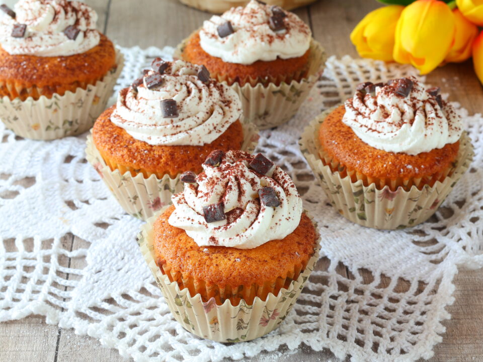Muffin con gocce di cioccolato e panna la ricetta soffice e golosa
