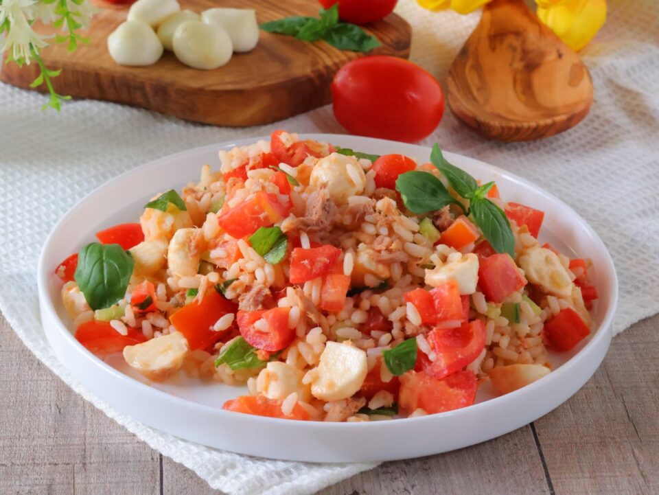 Riso freddo alla caprese con tonno la ricetta estiva sana e gustosa