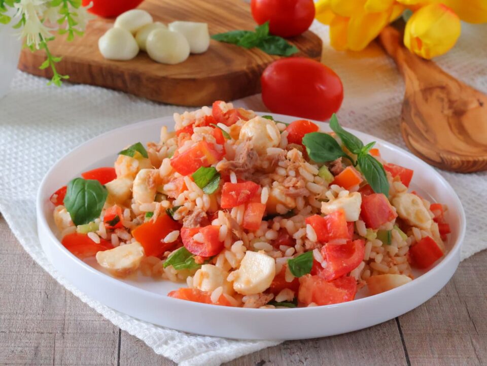 Riso freddo alla caprese con tonno la ricetta estiva sana e gustosa