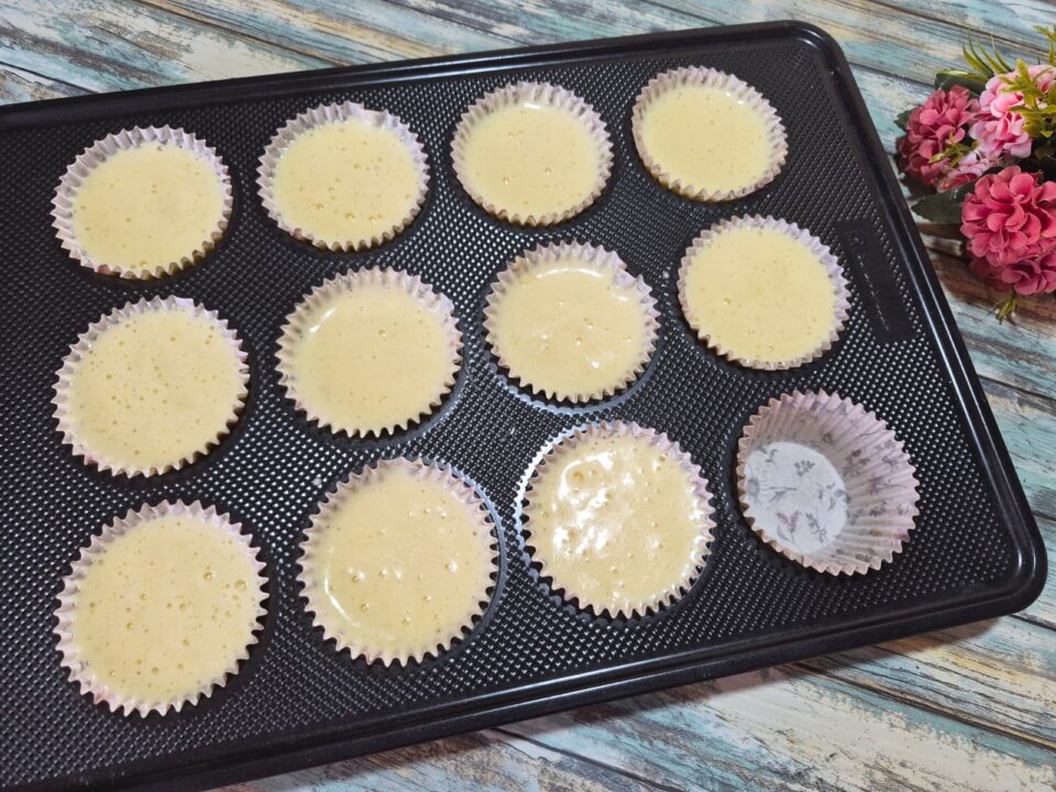 Muffin con gocce di cioccolato e panna la ricetta soffice e golosa