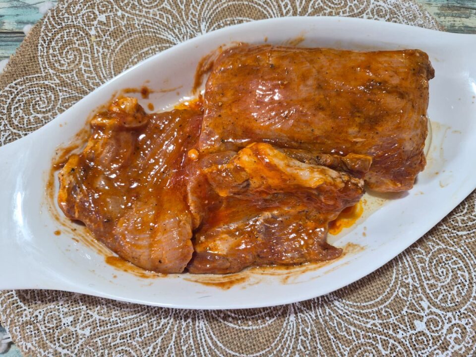 Costine di maiale con salsa barbecue morbide al forno o in friggitrice ad aria