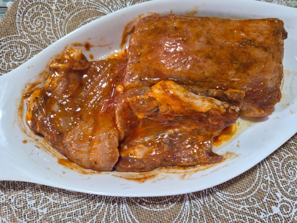 Costine di maiale con salsa barbecue morbide al forno o in friggitrice ad aria