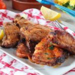 Costine di maiale con salsa barbecue morbide al forno o in friggitrice ad aria