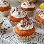 Muffin con gocce di cioccolato e panna la ricetta soffice e golosa