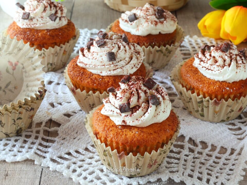 Muffin con gocce di cioccolato e panna la ricetta soffice e golosa
