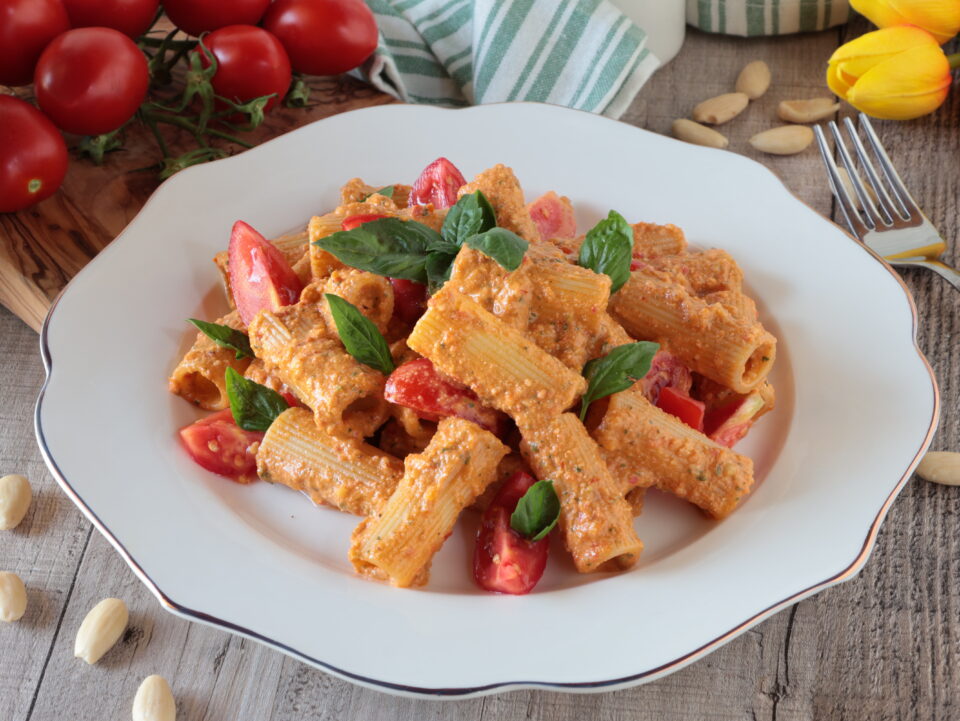 Pasta cremosa al pesto di pomodorini e mandorle pronta in 10 minuti