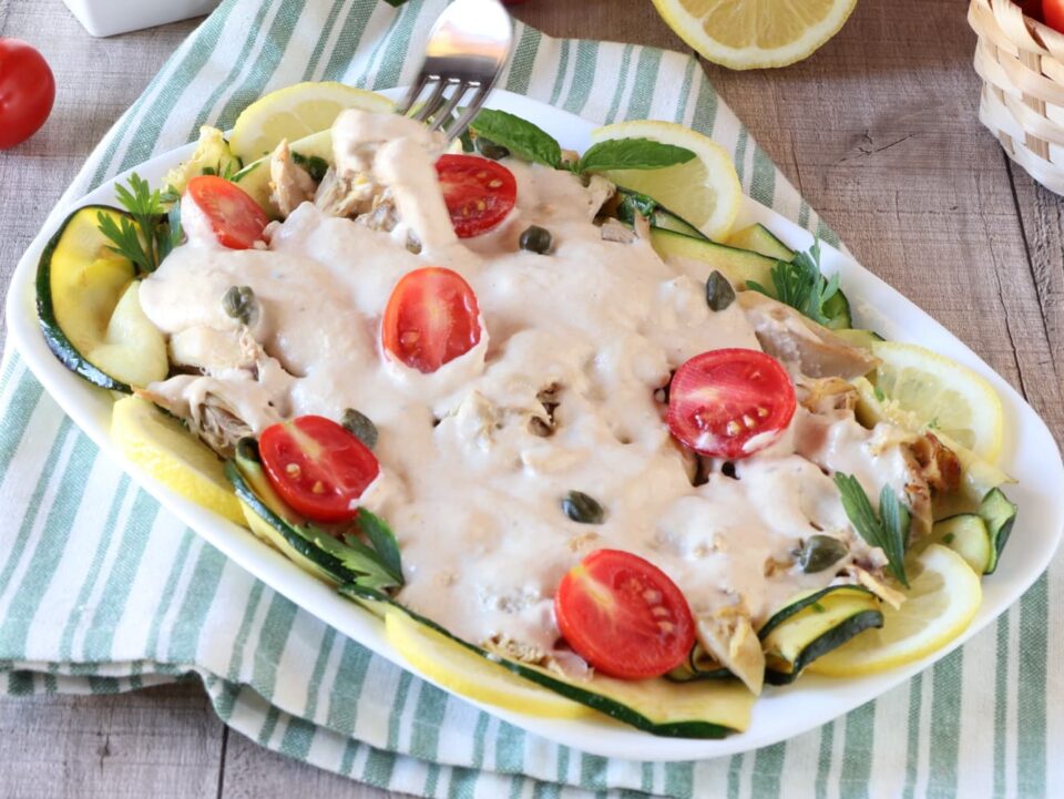 Pollo tonnato con zucchine ricetta facile e veloce per un secondo piatto sfizioso