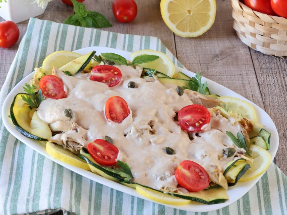 Pollo tonnato con zucchine ricetta facile e veloce per un secondo piatto sfizioso