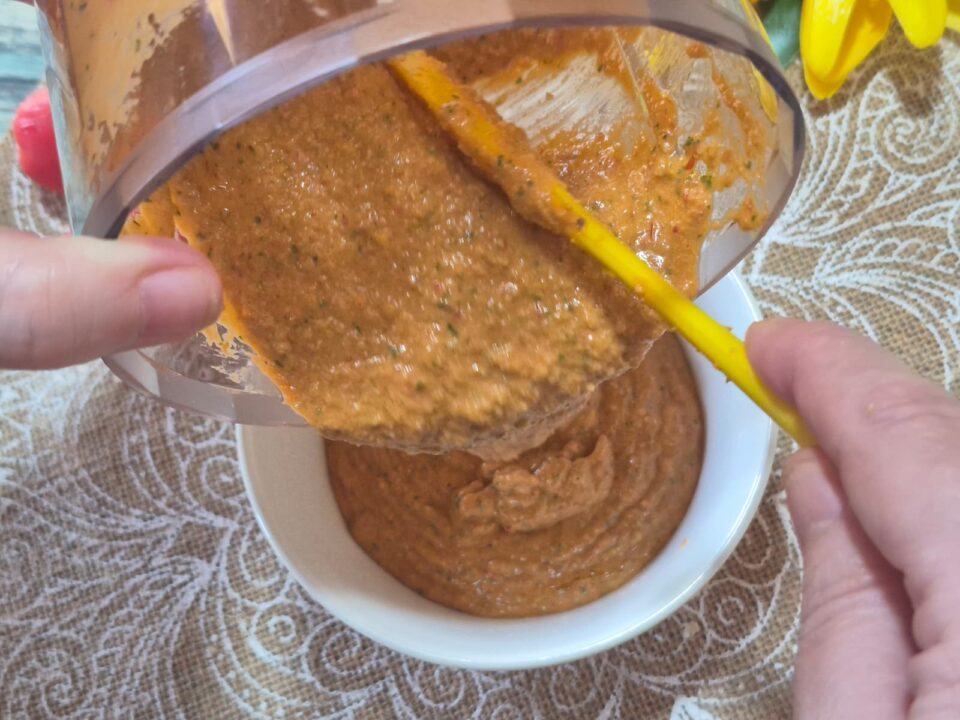 Pesto di pomodorini e mandorle il condimento furbo e cremoso pronto in 10 minuti
