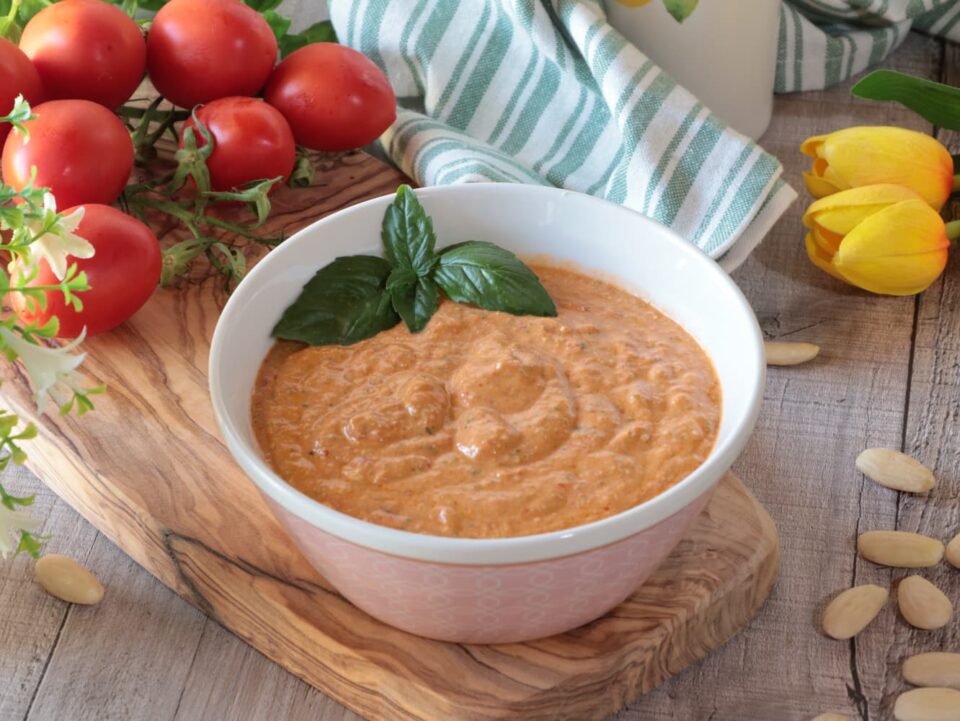 Pesto di pomodorini e mandorle il condimento furbo e cremoso pronto in 10 minuti