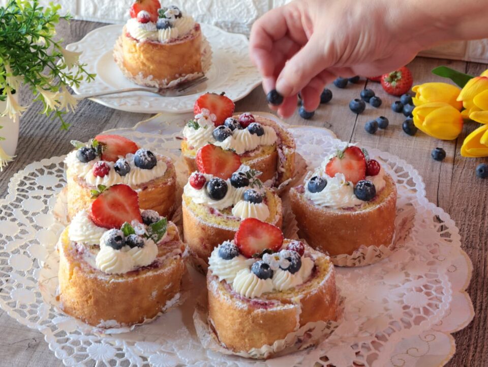 Girelle dolci monoporzione con crema e frutti di bosco facili e irresistibili