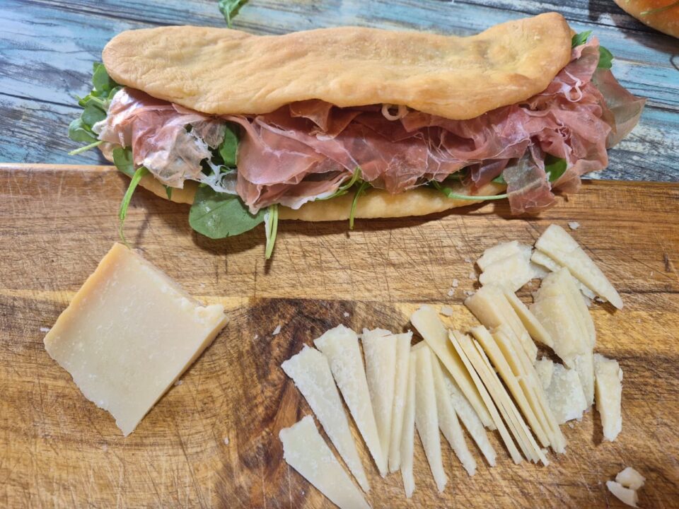 Come fare la focaccia baciata ricetta base e le migliori idee di farcitura