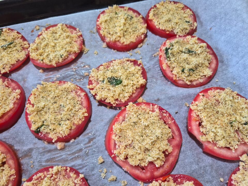 Medaglioni di pomodori gratinati pronti in 10 minuti (forno e friggitrice)