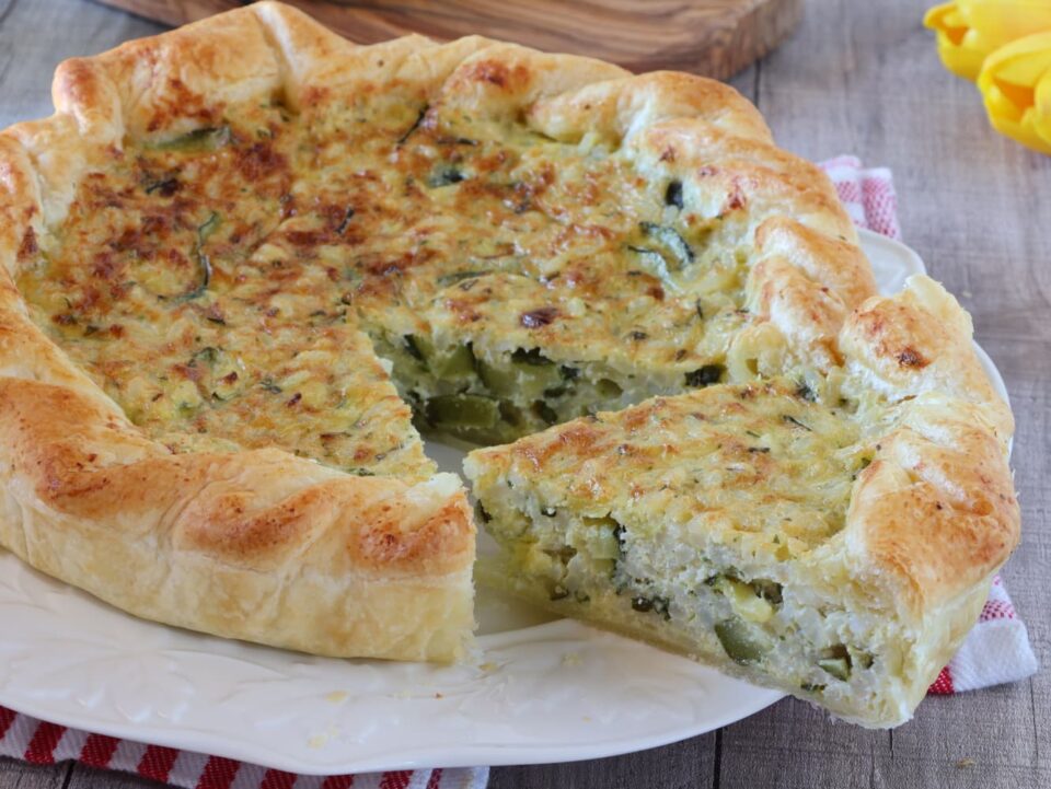 Torta salata sfogliata di riso e zucchine facile Delicata