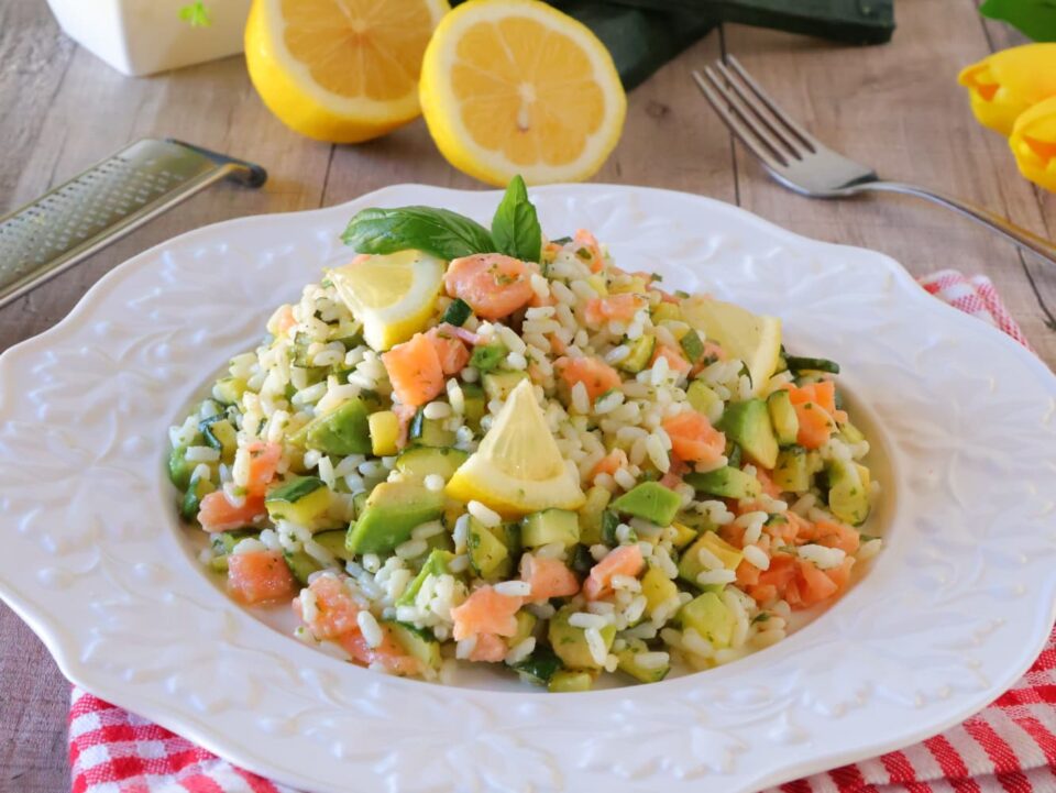 Riso Freddo con Zucchine Salmone la ricetta fresca pronta in 15 minuti