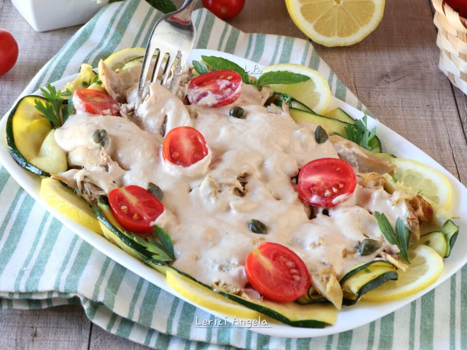 Pollo tonnato con zucchine ricetta facile e veloce per un secondo piatto sfizioso