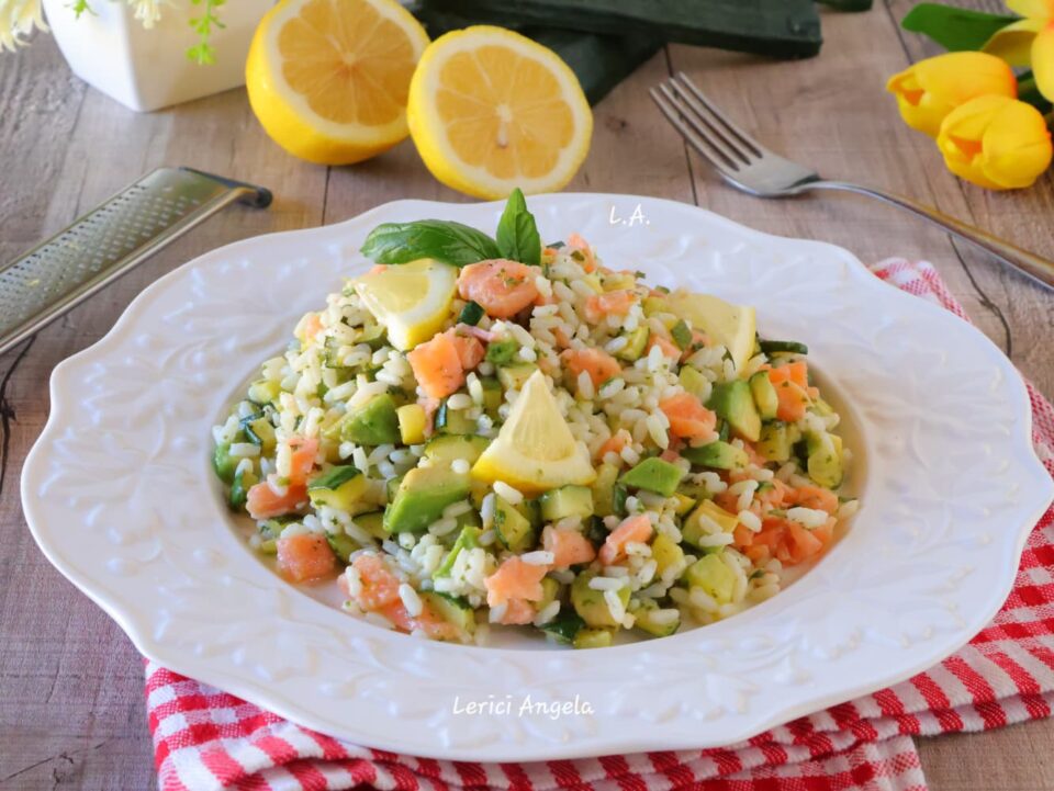 Riso Freddo con Zucchine Salmone la ricetta fresca pronta in 15 minuti