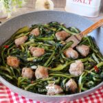 Cicoria ripassata in padella con salsiccia la ricetta rustica e saporita