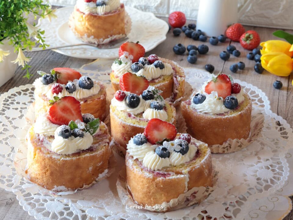 Girelle dolci monoporzione con crema e frutti di bosco facili e irresistibili