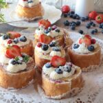 Girelle dolci monoporzione con crema e frutti di bosco facili e irresistibili