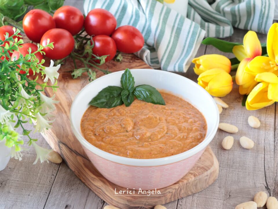 Pesto di pomodorini e mandorle il condimento furbo e cremoso pronto in 10 minuti