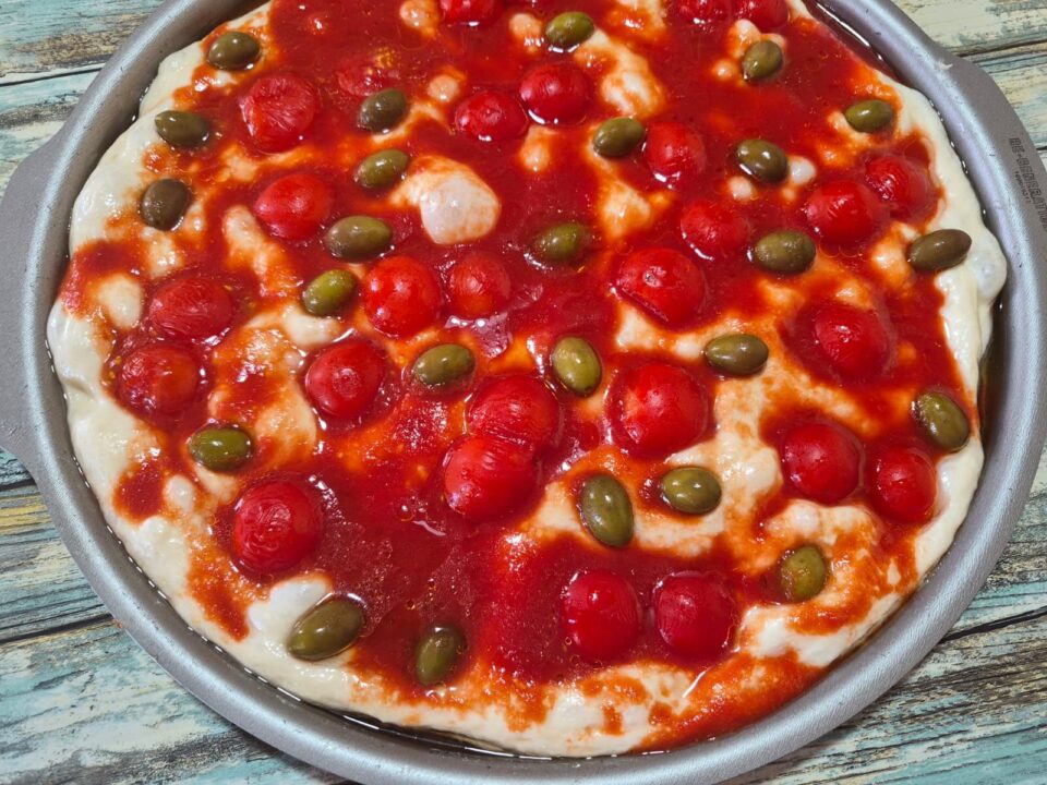 Focaccia alta e super soffice ti basta solo una ciotola e un cucchiaio per farla perfetta