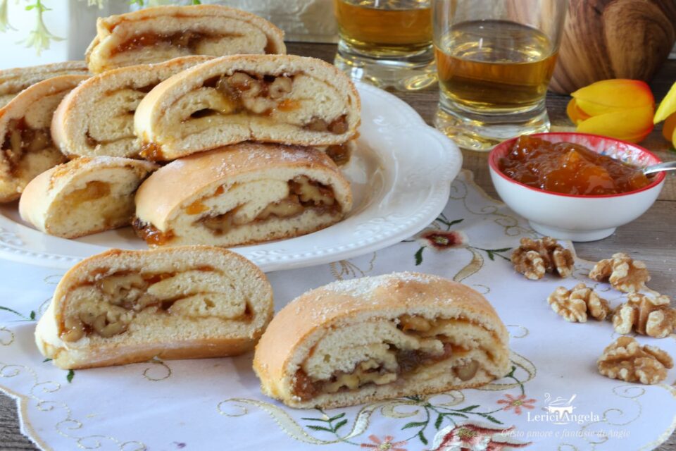 Biscotti Arrotolati con marmellata e noci