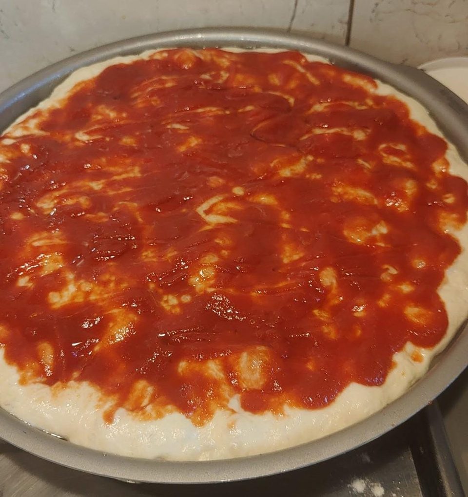 Pizza alta e super soffice con pomodorini e mozzarella di bufala (metodo ciotola e cucchiaio)