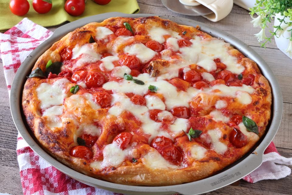 Pizza alta e super soffice con pomodorini e mozzarella di bufala (metodo ciotola e cucchiaio)