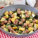Cicoria Patate e Salsiccia in Padella il Comfort Food Rustico