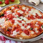 Pizza alta e super soffice con pomodorini e mozzarella di bufala (metodo ciotola e cucchiaio)