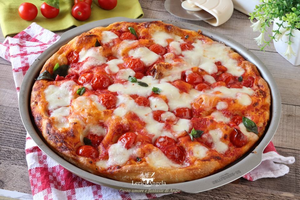 Pizza alta e super soffice con pomodorini e mozzarella di bufala (metodo ciotola e cucchiaio)