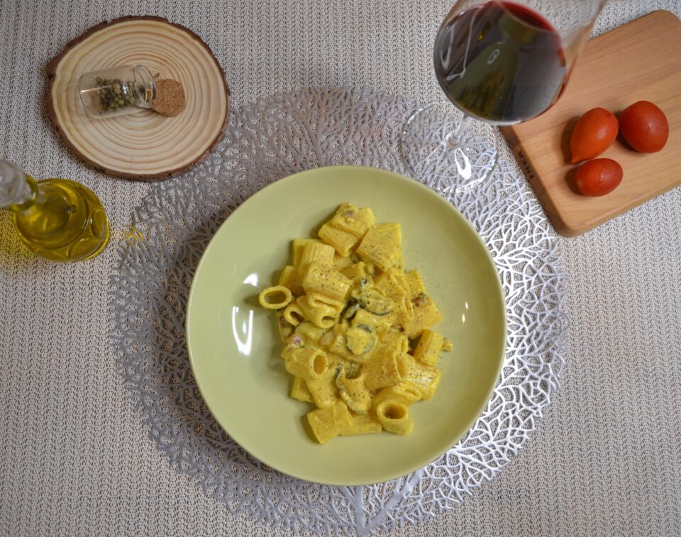 Mezze maniche con crema di ricotta allo zafferano, zucchine e pancetta ...
