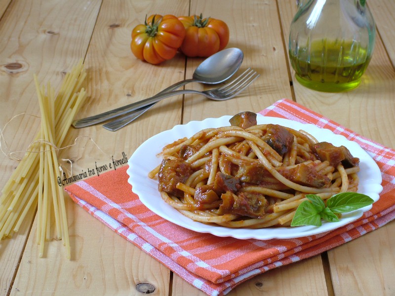 pasta al sugo con alici e melanzane