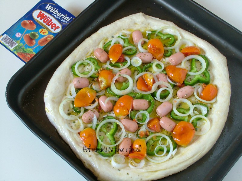 pizza con peperoni cipolla e wurstel 2