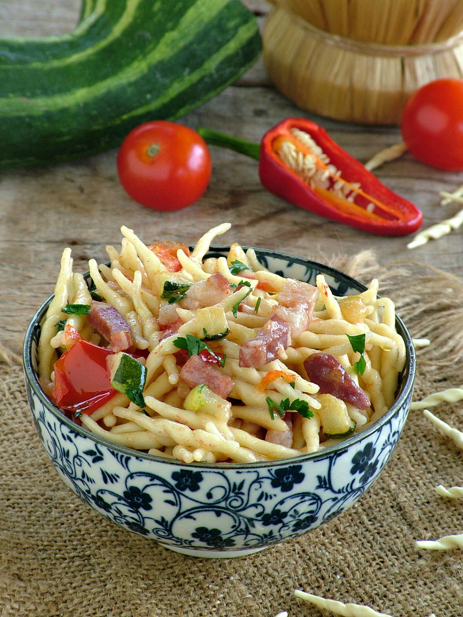 trofie con zucchine e pancetta piccanti verticale