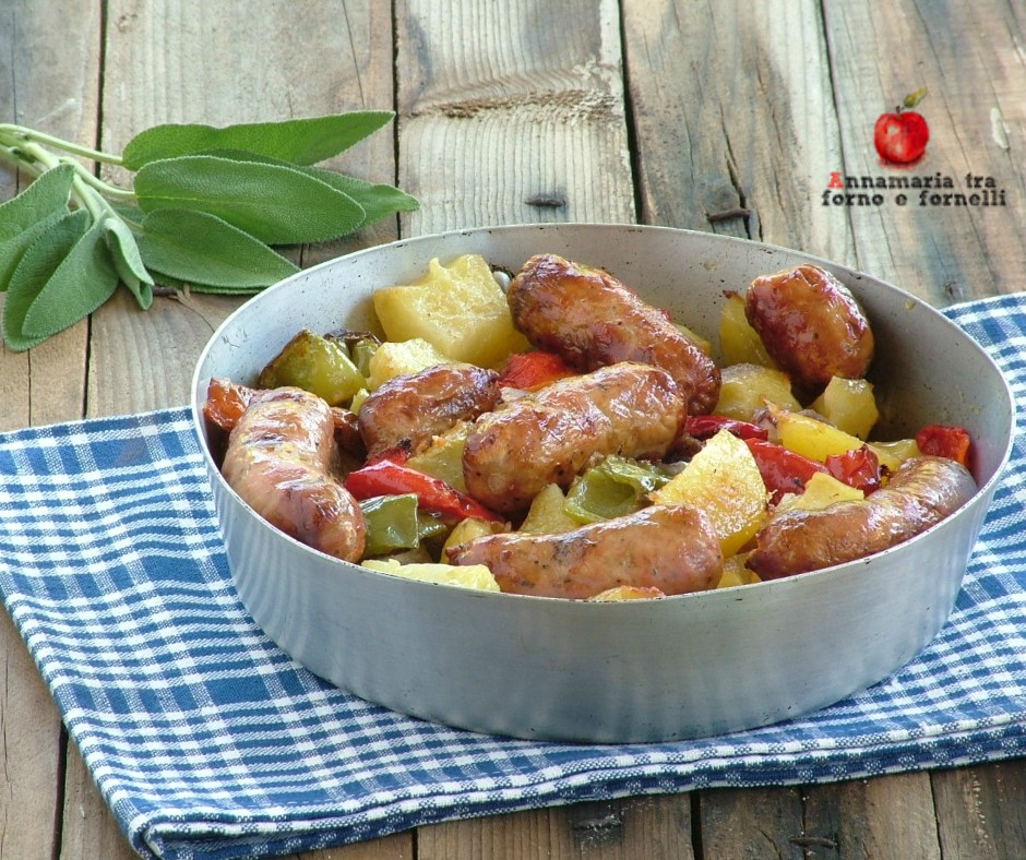 salsiccia con patate e peperoni al forno