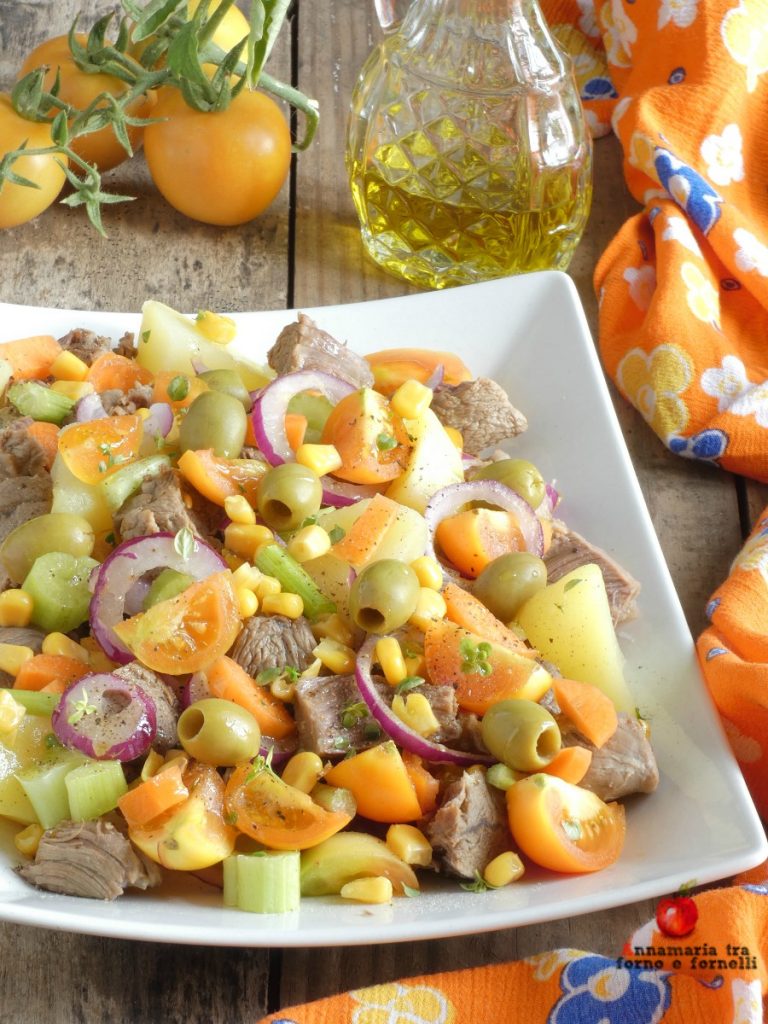 Insalata di bollito e verdure una ricetta del riciclo gustosa e suzzicante. Insalata di bollito e verdure una ricetta del riciclo gustosa e suzzicante.