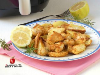 Pollo e patate sabbiosi cotti nella friggitrice ad aria