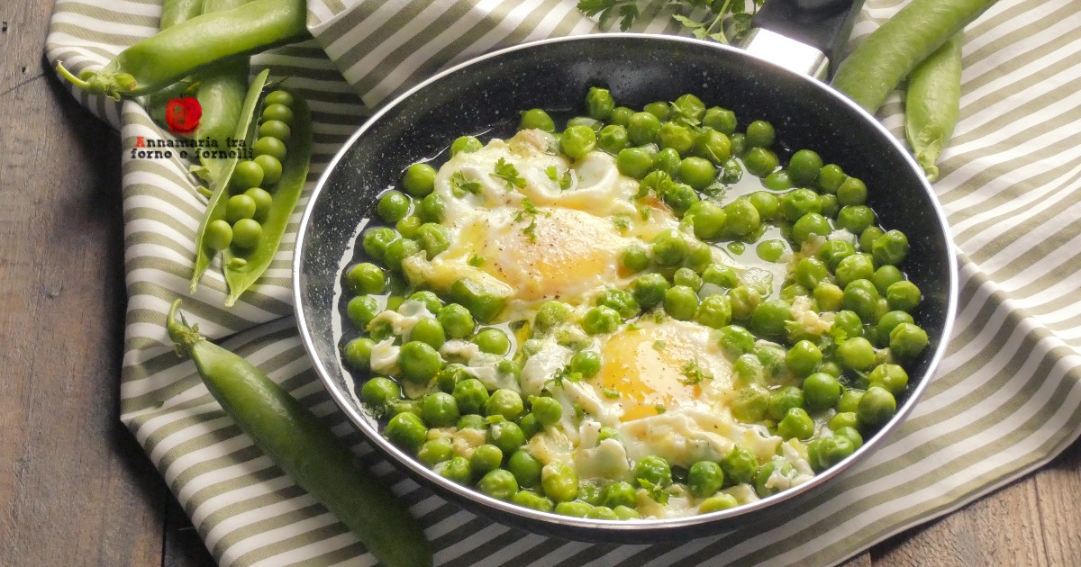 Uova e piselli in padella, un secondo piatto vegetariano facile e veloce.
