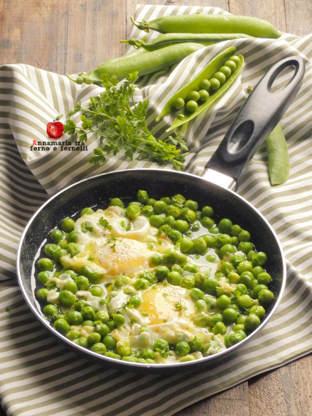Uova e piselli in padella, un secondo piatto vegetariano facile e veloce.