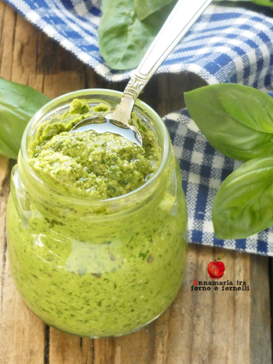 Pesto di basilico un condimento a freddo per pasta, crostini o torte salate