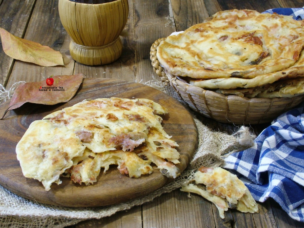 focacce in padella con salsiccia e olive
