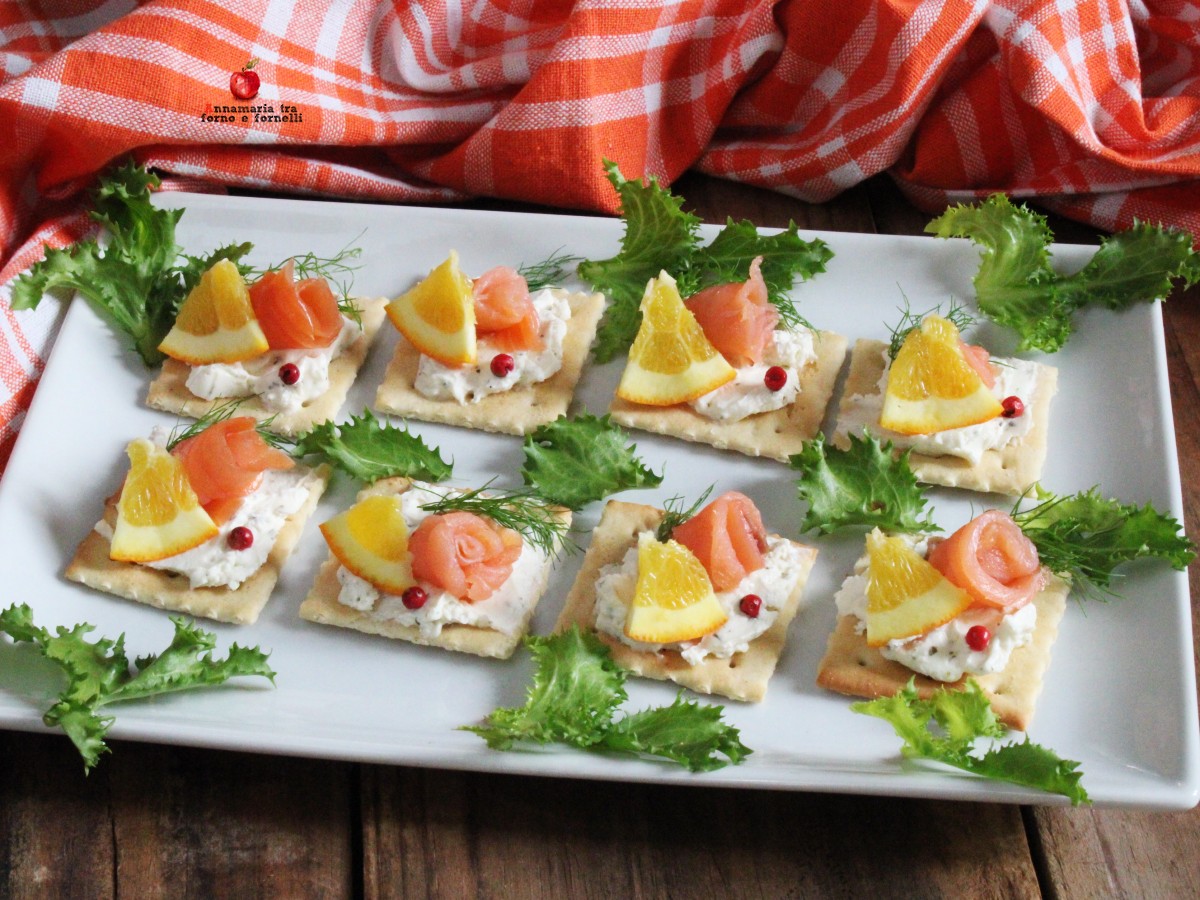 crackers con salmome e formaggio