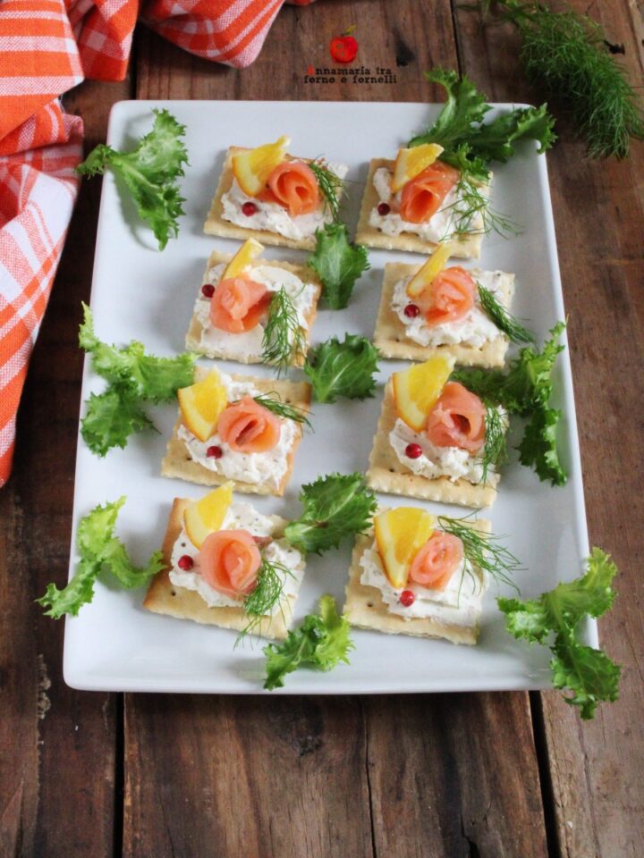 crackers con salmone e formaggio