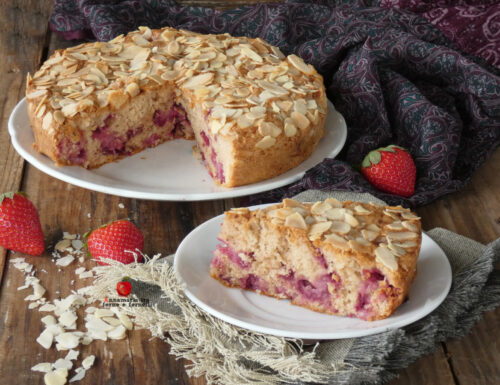 Torta alle fragole con copertura di mandorle