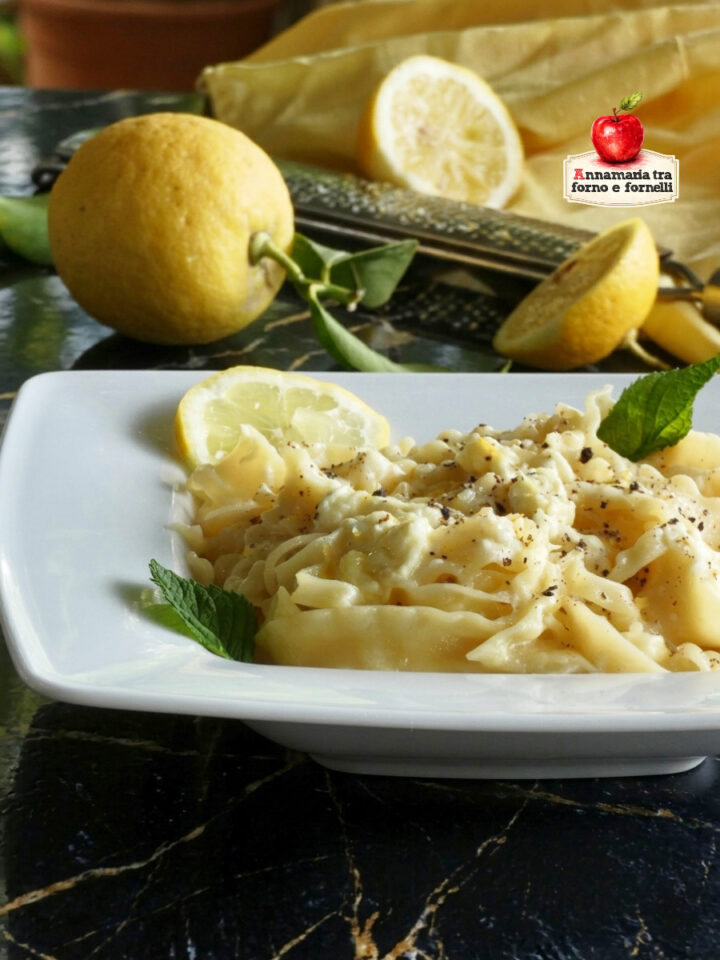 pasta al limone cremosa con burrata primo piano