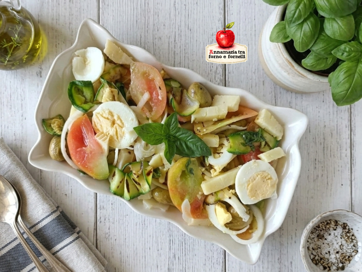 Insalata con zucchine grigliate pomodori uova e pecorino