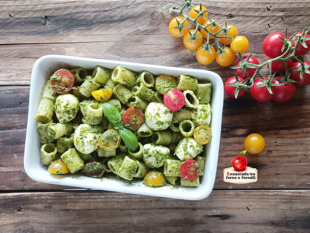 pasta fredda con pesto al limone pomodorini e mozzarelline