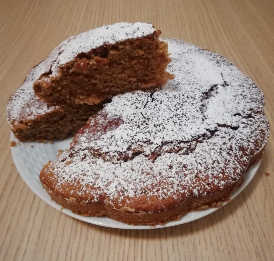 img src = "amaretti and nuts cake.png" alt = "torta amaretti e noci" />